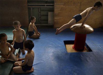 Varios niños se entrenan en una escuela deportiva de Pekín.