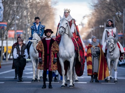 Una actriz, en el papel de Isabel la Católica, en una cabalgata por el centro de Madrid, el pasado 27 de febrero.