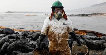 Una persona trabaja en la limpieza de una playa en Perú, contaminada por el derrame de petróleo de la refinería La Pampilla, operada por Repsol.