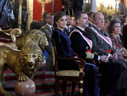El Rey Felipe VI, junto a la Reina Letizia y los Reyes eméritos, Juan Carlos y Sofía, en el Salón del Trono del Palacio Real.