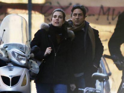 Carlota Casiraghi y Lamberto Sanfelice, por las calle de Roma.