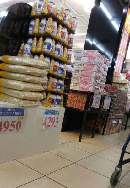 Paquetes de productos destinados al consumo de Unifil tomadas por un consumidor libanés en el supermercado Charcuterie Aoun y facilitadas por AlTaharri.com.