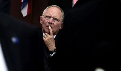 El ministro de Finanzas de Alemania, Wolfgang Scha&uuml;ble, en el centro, ayer en la reuni&oacute;n del Ecofin en Atenas.