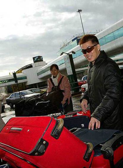 Una pareja de turistas carga su equipaje en el aeropuerto de Fiumicino.