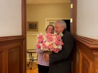 Andrés Manuel López Obrador, presidente de México, le entrega un ramo de flores a su esposa, Beatriz Gutiérrez Müller.
