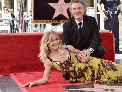 Goldie Hawn y Kurt Russell, con su estrella en el paseo de la fama de Hollywood. 