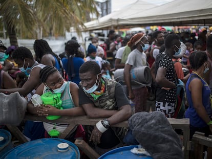 Migrantes haitianos se congregan para abordar un bote a Capurganá, cerca de la frontera con Panamá, en Necoclí, Colombia, el pasado 28 de julio.