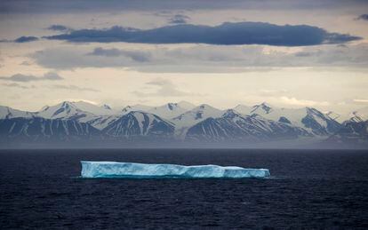 Un iceberg frente a la isla de Bylot, en el Ártico canadiense.
