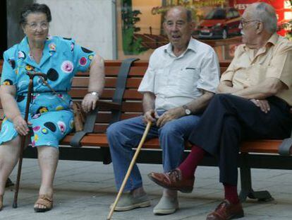 Tres personas mayores, sentadas en un banco.