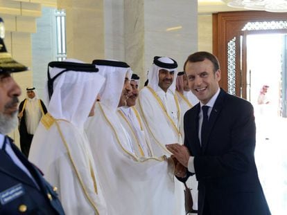 El presidente franc&eacute;s, Emmanuel Macron (d) saluda a oficiales catar&iacute;es durante una reuni&oacute;n este jueves en Doha.