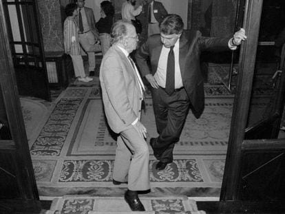 Felipe González conversa con Santiago Carrillo en el Congreso en 1997. 