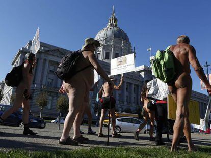 Nudistas de San Francisco marchan frente a la sede del gobierno local, la semana pasada.