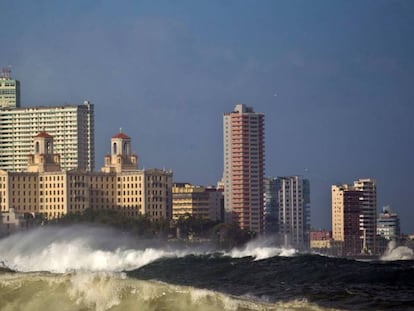  Vista del fuerte oleaje de La Habana (Cuba)