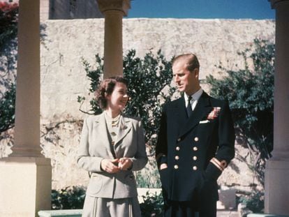 Isabel II, entonces princesa, y su marido, el principe Felipe, duque de Edimburgo, en su luna de miel en Malta, en 1947.