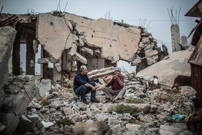 Gani junto a Rashid entre las ruinas de la mezquita de Kobane compartiendo piezas musicales tradicionales kurdas.