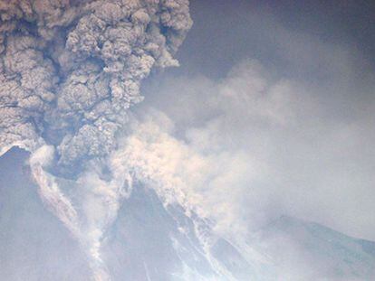 El volcán Merapi, en la isla de Java, sigue escupiendo cenizas y lava