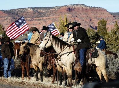 Un grupo de hombres a caballo rinden homenaje al ranchero muerto.