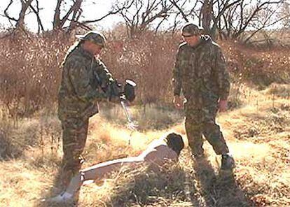 Varones uniformados acosan con balas de pintura a una mujer, en imagen extraída de Huntingforbambi.com