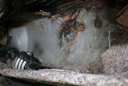Imagen del interior del salpicadero donde estaba oculta la mujer rescatada por la Guardia Civil de Melilla.