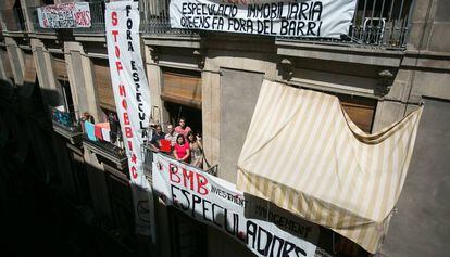 Veïns del carrer del Carme de Barcelona denuncien assetjament immobiliari.