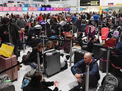 Varios pasajeros esperan en el aeropuerto de Gatwick, Londres, Reino Unido.