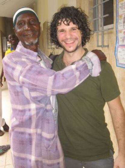 El médico español Javier Atienza en Sierra Leona.