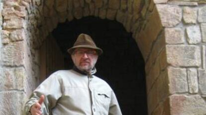 Daniel Samper, en el santuario de San Juan de la Peña, en Aragón.