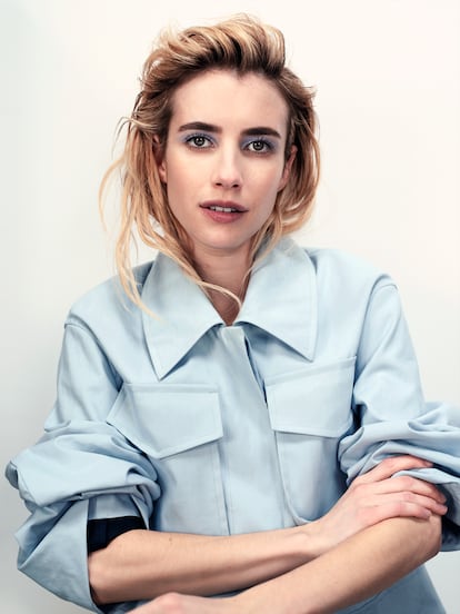 Emma Roberts lleva chaqueta de Boss.