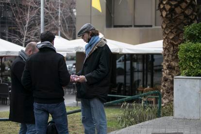 Tres de los hombres que se han presentado este miércoles en el consulado de Ucrania en Barcelona para ir a la guerra.