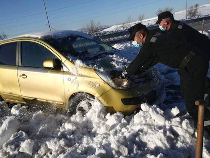 Efectivos de la UME liberan un coche de la nieve, en la M-40, este lunes.