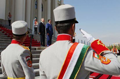 Soldados tajikos riden honores a Vlad&iacute;mir Putin y Emomal&iacute; Rajm&oacute;n.