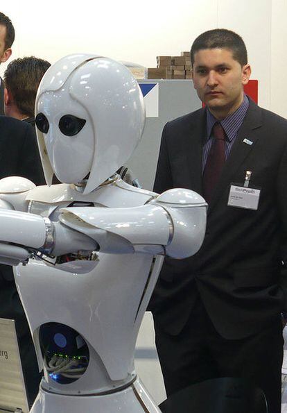 José de Gea, en la presentación de la robot <i>Aila</i>, en cuya creación ha trabajado, en una feria en Hannover.