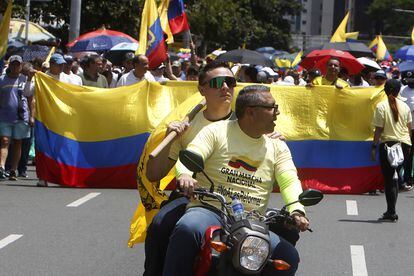 Dos manifestantes sobre una motocicleta en una de las manifestaciones de este lunes, en Medellín.