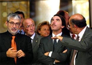 José María Aznar, en el Palau de la Música, junto al arquitecto Óscar Tusquets (izquierda) y el presidente del patronato, Fèlix Millet.