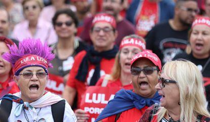 Apoiadores de Lula em marcha neste domingo em Curitiba.
