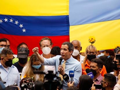 Juan Guaido (C), ofrece una habla a la prensa la semana pasada en Caracas, cuando todavía no se había dado a conocer la entrevista.