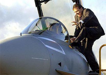 El canciller Gerhard Shröder, subiendo ayer a un Eurofighter de la Fuerza Aérea alemana en la base de Laage.