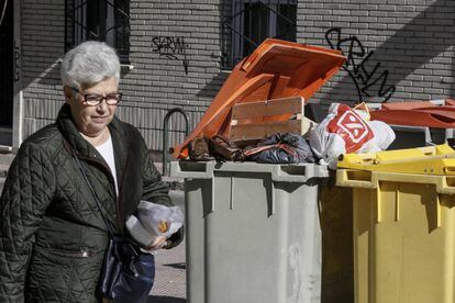 Segundo día de huelga de recogida de residuos, en Carabanchel.