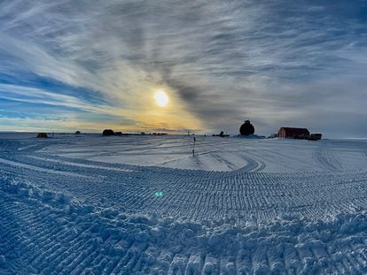 En Groenlandia, un equipo está perforando la capa de hielo para extraer un núcleo de hielo. El verano pasado, los científicos bajaron un cable a 1.500 metros dentro de la perforación y captaron los estruendos producidos por el roce entre el lecho de roca y el hielo.