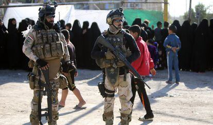 Soldados iraquíes montan guardia mientras fieles chiíes celebran la Ashura en Bagdad, Irak