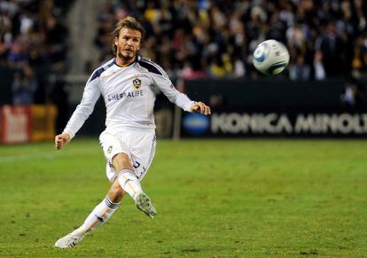 David Beckham golpea el balón en un partido durante su etapa en Los Angeles Galaxy de la MLS.