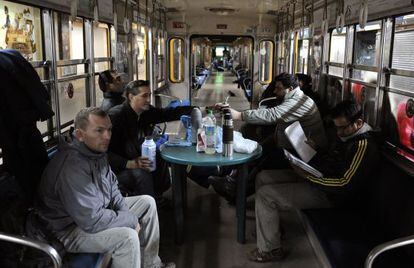 Trabajadores del metro de Buenos Aires comparten un mate dentro de un vag&oacute;n parado por la huelga.