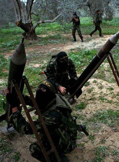 Milicianos palestinos preparan el lanzamiento de cohetes en Gaza.