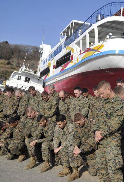 Un grupo de Marines estadounidenses rezan por las víctimas antes de empezar a trabajar en Kesennumaoshima, en el noreste de Japón.