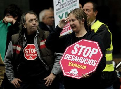 Miembros de la Plataforma de Afectados por la Hipoteca (PAH) durante una concentraci&oacute;n en Valencia. 