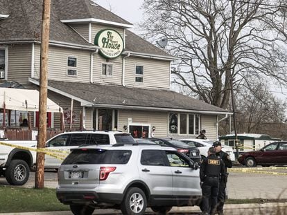 Agentes investigan el bar de Somers House, donde se produjo un tiroteo a primera hora de la mañana que, según informes, dejó tres muertos y dos heridos de gravedad cerca de Kenosha, Wisconsin.