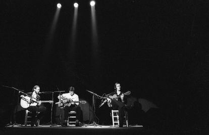 Los guitarristas Al Di Meola, John McLaughlin y Paco de Lucía, en la apertura del Festival Internacional de Jazz de Madrid, el 26 de noviembre de 1980. Esta atípica colaboración cristalizó en tres álbumes que suponen una revolución en el poco habitual hasta entonces género del flamenco jazz.
