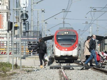 Vecinos cruzando las vías de tren de la estación de Montcada i Reixac, en una imagen de archivo.