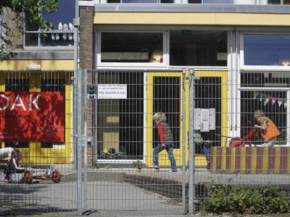 Imagen de una escuela que ha reabierto en La Haya (Holanda).