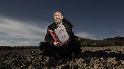 Max, retratado con un ejemplar de su nuevo álbum.